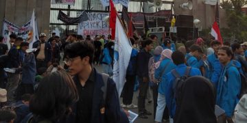 UU Ciptaker Resmi Disahkan, Tuntutan dan Penolakan Masyarakat Terasa Diabaikan oleh Pemerintah