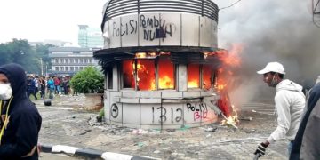 Aksi Batalkan Omnibus Law: Riuh Ricuh Aksi Demonstrasi