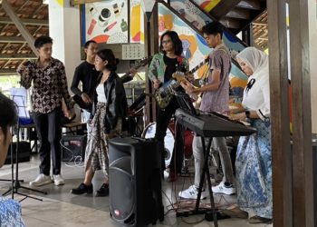On Tuesday We Wear Kain: Membumikan Kebudayaan Indonesia yang Kian Luntur
