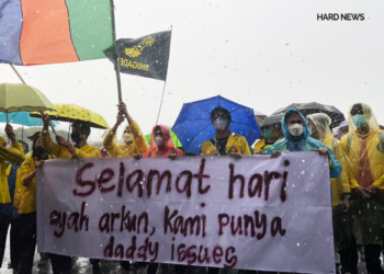 Di Tengah Guyuran Hujan, Aliansi BEM se-UI Gelar Aksi Menuntut Pencabutan Statuta UI