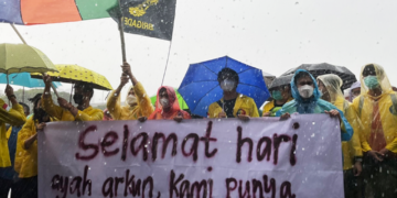 Di Tengah Guyuran Hujan, Aliansi BEM se-UI Gelar Aksi Menuntut Pencabutan Statuta UI
